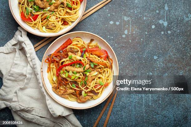 high angle view of noodles in plate on table - yakisoba stockfoto's en -beelden