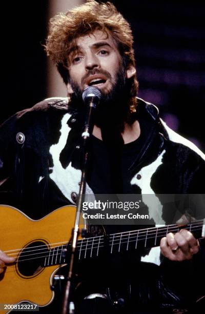 American musician Kenny Loggins sings on stage during a concert in Los Angeles, circa 1985.