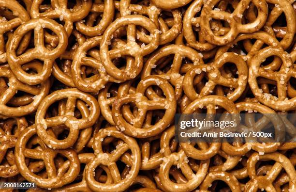 full frame shot of rusty chains - breze stock-fotos und bilder