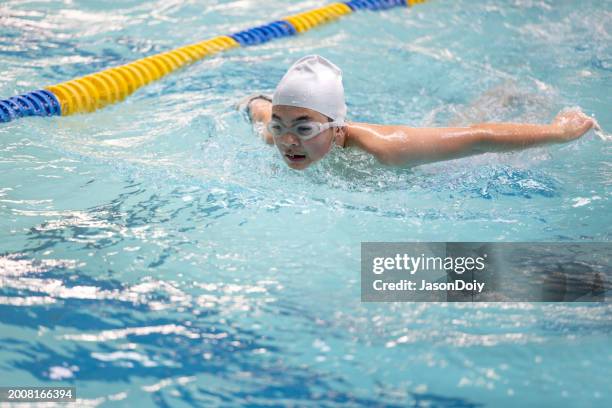 junge übt schwimmen - schwimmwettkampf stock-fotos und bilder