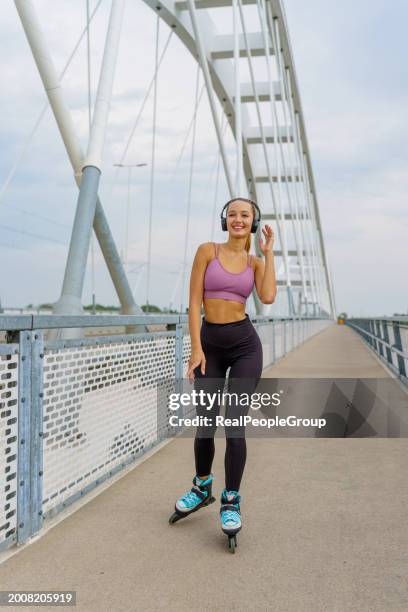 sunset skate on the bridge - skaten stockfoto's en -beelden