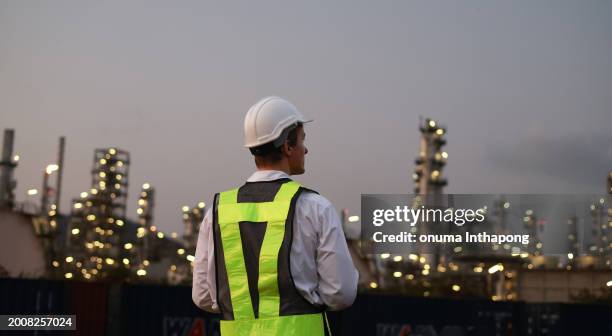 der chemieingenieur in der spätschicht in der erdölraffinerie in einem industriegebiet. chemische technik, kraftstoff- und energieerzeugung, konzept der petrochemischen fabrikindustrie - erdgas stock-fotos und bilder