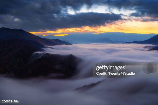 the beautiful sight of clouds cascading down at mount echigo komagatake in niigata - echigo yuzawa stock pictures, royalty-free photos & images