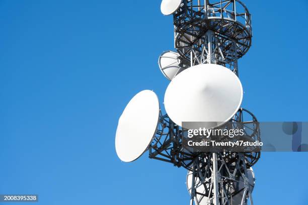 close-up view of a telecommunication mast equipped with microwave links and tv transmitter antennas - albero maestro foto e immagini stock