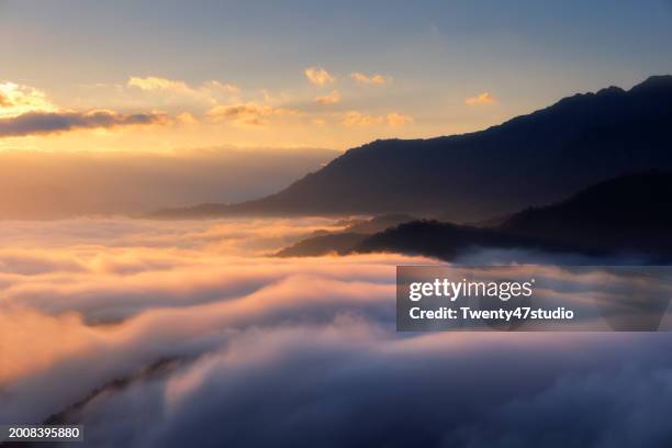 the beautiful sight of clouds cascading down at mount echigo komagatake in niigata - koshin'etsu region photos et images de collection