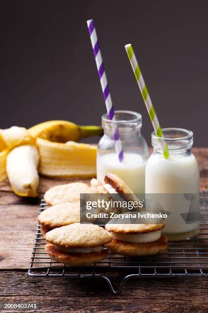 banana whoopie pies - banana cream cake stock pictures, royalty-free photos & images