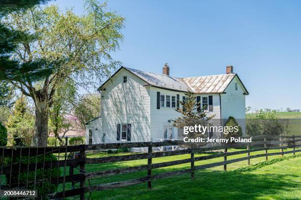 hinterhof eines hauses im kolonialstil auf einer ranch in maryland, usa - bauernhaus stock-fotos und bilder