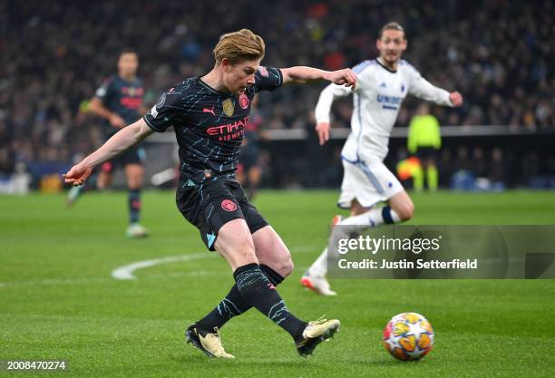 Kevin De Bruyne of Manchester City scores his team's first goal during the UEFA Champions League 2023/24 round of 16 first leg match between F.C....