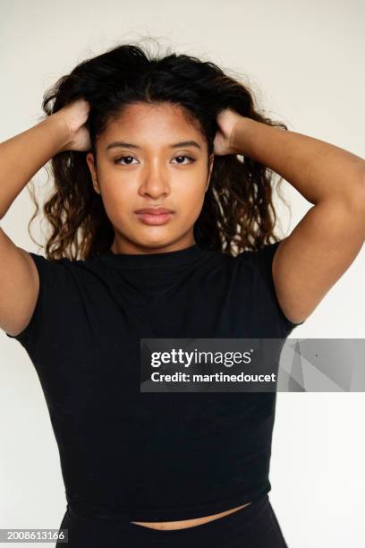 retrato de un hermoso adolescente asiático sobre fondo blanco. - ojos marrones fotografías e imágenes de stock