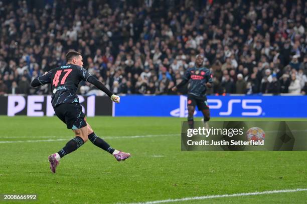 Phil Foden of Manchester City scores his team's third goal during the UEFA Champions League 2023/24 round of 16 first leg match between F.C....