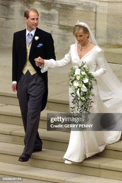 Prince Edward and Sophie Rhys-Jones leave St. George's Chapel at Windsor Castle 19 June 1999 after their wedding. ELECTRONIC IMAGE