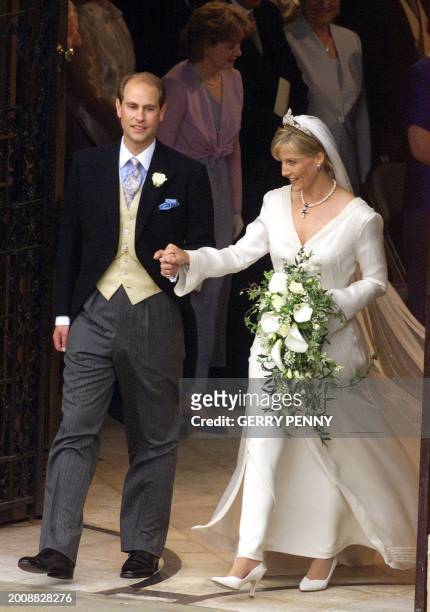 Prince Edward and Sophie Rhys-Jones leave St. George's Chapel at Windsor Castle 19 June 1999 after their wedding. ELECTRONIC IMAGE
