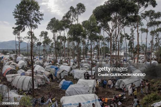 Newly displaced Congolese prepare to spend the night in the small houses they build next to the Bulengo camp a few kilometres from the centre of...