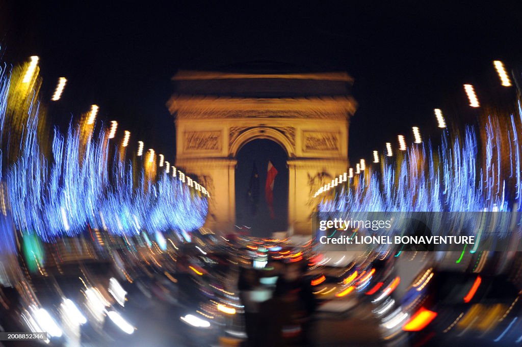TOPSHOT-FRANCE-DELANOE-COTILLARD-PARIS-CHRISTMAS