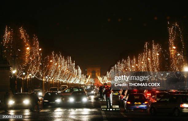 View of Paris' Champs Elysees avenue taken 24 December 2006, on Christmas eve. AFP PHOTO THOMAS COEX