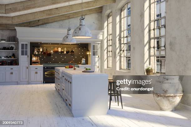 kücheninterieur mit weißen schränken, kücheninsel, hockern und pendelleuchten - holzdecke stock-fotos und bilder