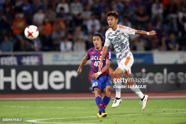 Shohei Ogura of Ventforet Kofu controls the ball against Ryohei Shirasaki of Shimizu S-Pulse during the J.League J1 match between Ventforet Kofu and...