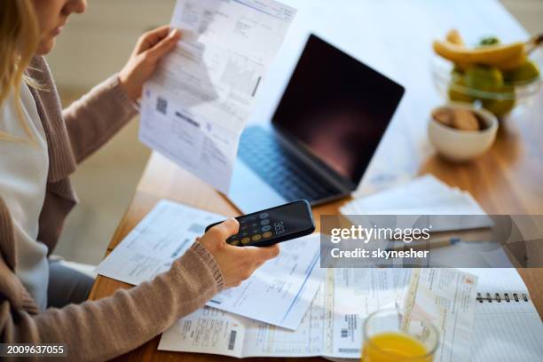 berechnung der hausfinanzen! - bezahlen stock-fotos und bilder