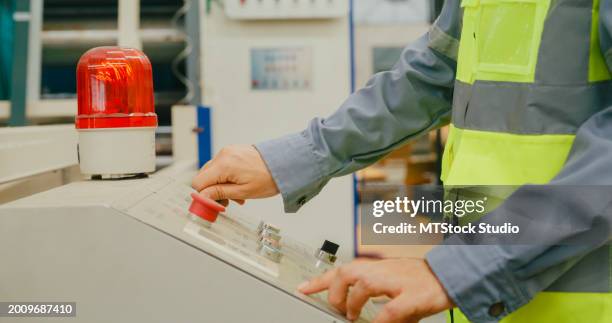 nahaufnahme von professionellen asiatischen wirtschaftsingenieurinnen, die die maschinentastatur in der fertigungsfabrik bedienen. arbeiten in der produktionsanlage oder im produktionsanlagenkonzept. - schaltschrank stock-fotos und bilder