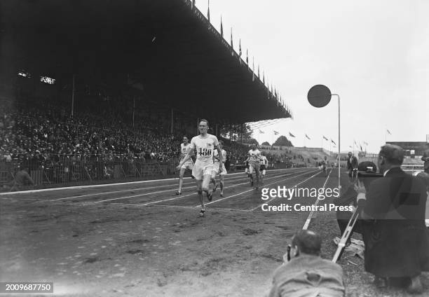 British athlete Henry Stallard leads from American athlete Bill Richardson and Swiss athlete Paul Martin during the first semifinal of the men's 800...