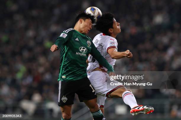 Lee Dong-jun of Jeonbuk Hyundai Motors and Yoon Suk-ju of Pohang Steelers compete for the ball during the AFC Champions League Round of 16 first leg...