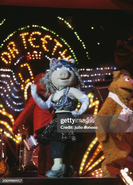 Jim Henson's Muppets visit London during The Muppet Show on Tour in 1987. Miss Piggy and Fozzie Bear dance on stage.