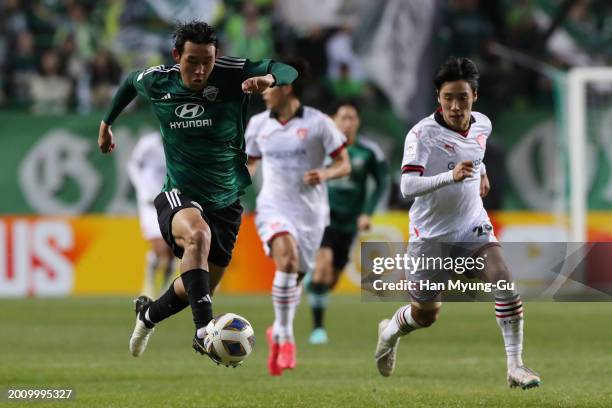 Song Min-kyu of Jeonbuk Hyundai Motors controls the ball against Park Chan-yong of Pohang Steelers during the AFC Champions League Round of 16 first...