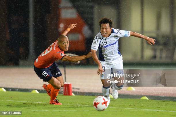 Jin Izumisawa of Gamba Osaka controls the ball against Ryo Okui of Omiya Ardija during the J.League J1 match between Omiya Ardija and Gamba Osaka at...