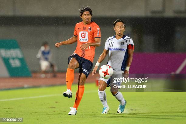 Shigeru Yokotani of Omiya Ardija controls the ball against Shu Kurata of Gamba Osaka during the J.League J1 match between Omiya Ardija and Gamba...