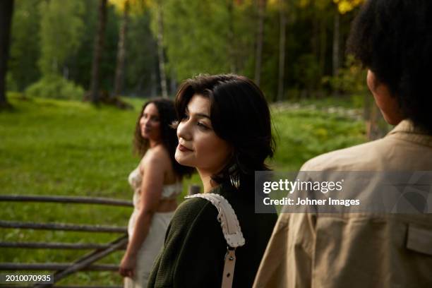 young female friends walking in nature - promenade stockfoto's en -beelden