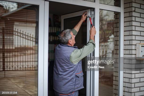 professional master for installing windows and doors on the house - replacement stock pictures, royalty-free photos & images