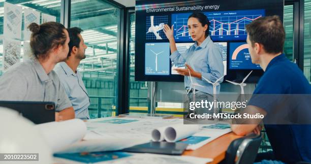 team di ingegneri industriali che si incontrano sull'energia rinnovabile lavorando su una batteria innovativa e più efficiente per pannelli solari in fabbrica di produzione. ingegneria e impianto di produzione sostenibile. - business sostenibile foto e immagini stock