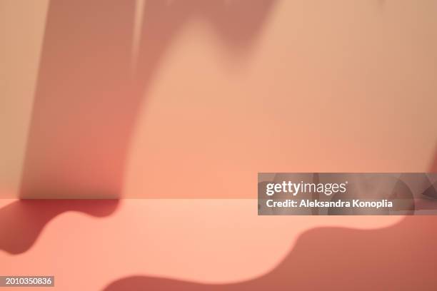 empty studio 3d exhibition background - peach pink, pastel beige stage with soft natural abstract diagonal wavy shadows, architectural window light. front view, copy space. - fokus-auf-den-hintergrund stock-fotos und bilder