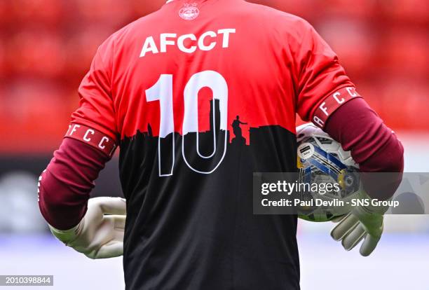 Aberdeen wear a warm up to to celebrate 10 years of the AFC Community Trust during a cinch Premiership match between Aberdeen and Hibernian at...