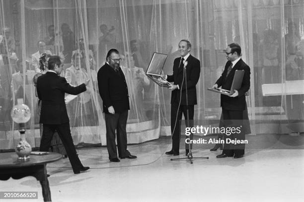 Acteur Henry Fonda remet à Sergio Leone et à Ennio Morricone le disque d'or pour la musique du film "Il était une fois dans l'Ouest", sur le plateau...