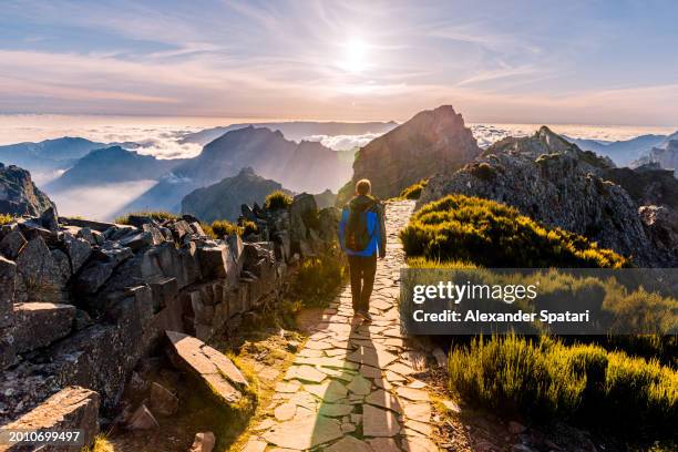 man hiking at pico do arieiro at sunset, madeira, portugal - pico do arieiro fotografías e imágenes de stock