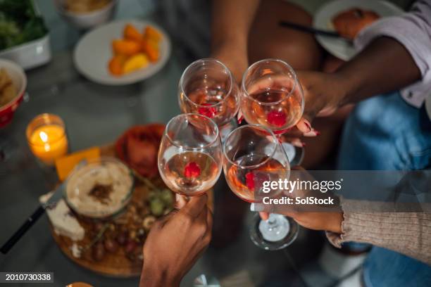 ¡clink clink! - vino rosado fotografías e imágenes de stock