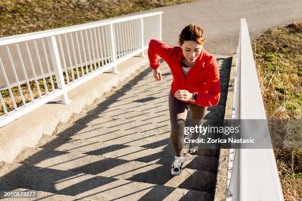 trotar en la escalera - escaleras fotografías e imágenes de stock