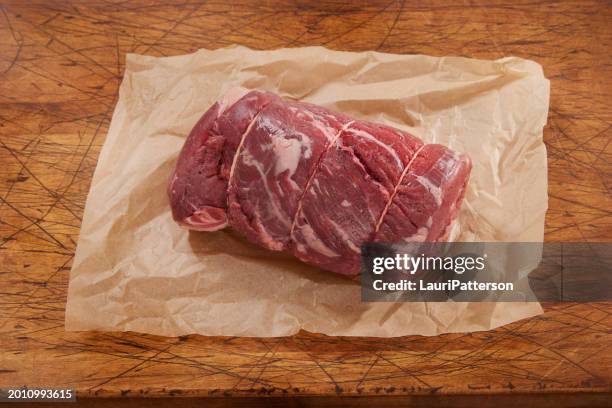 rôti de côtes croisées cru et désossé - rosbif photos et images de collection