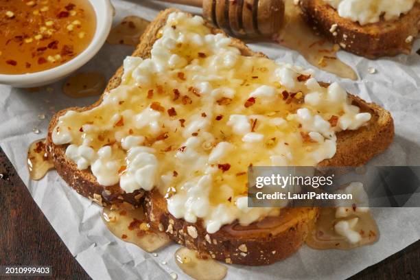 hüttenkäse-toast mit heißem honig - hüttenkäse stock-fotos und bilder