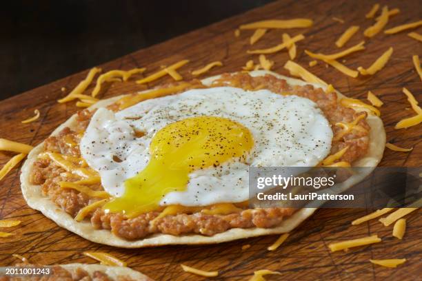 el taco viral de salchicha y huevo smash breakfast - plato con tortilla mexicana fotografías e imágenes de stock