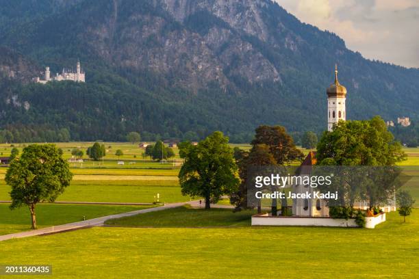saint coloman church near the neuschwanstein castle - schwangau stockfoto's en -beelden