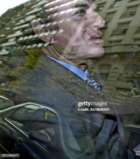 El candidato del Frente por la Lealtad y ex presidente de Argentina, Carlos Menem sale en automovil de un hotel céntrico de Buenos Aires, el 13 de...