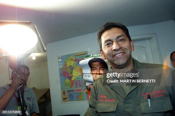 Presidential candidate of Ecuador, retired colonel Lucio Gutierrez, smiles for the cameras during a press conference in Quito 20 October 2002. The 4...