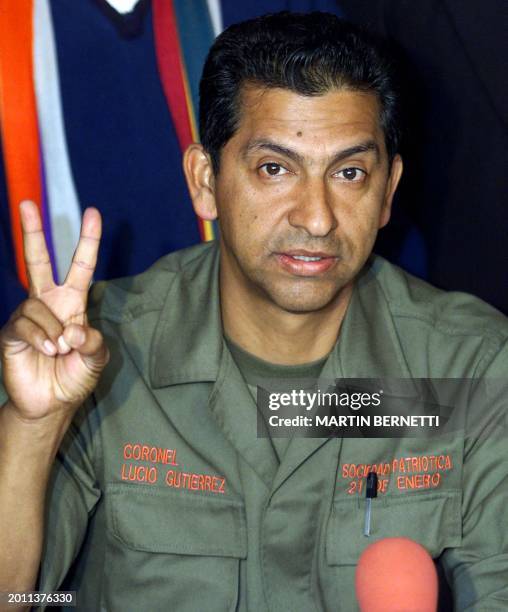 Presidential candidate of Ecuador, retired colonel Lucio Gutierrez, makes a sign of victory during a press conference in Quito 20 October 2002. The 4...