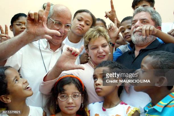 Luis Inacio Lula Da Silva, presidential candidate of Brazil for the Worker's Party, and his wife Marisa, pose for photographers next to children...