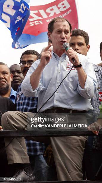 Ciro Gomes , candidate for the Progressive Socialist Party in the upcoming Brazilian presidential elections, gives a speech 08 August, 2002 in Duque...