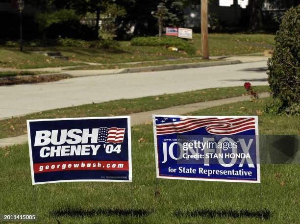 Signing Rfs W. Bush 1,124 Us Campaign Bush Signs Stock Photos, High-Res Pictures, and ...