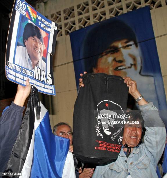 Seguidores del candidato indigena a la presidencia de Bolivia Evo Morales festejan el triunfo de su lider en la Federacion de los Cocaleros en...