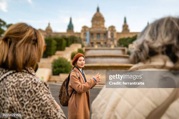 reiseführer, der einer gruppe von senioren die stadt zeigt - führung stock-fotos und bilder